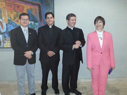 Pie de foto, de izquierda a derecha, Mtro. Adrián Aguilera, Pbro. Mtro Juan Carlos Mayorga Enríquez, Pbro. Dr. Pedro Benítez, Dra. Rosario Athié.