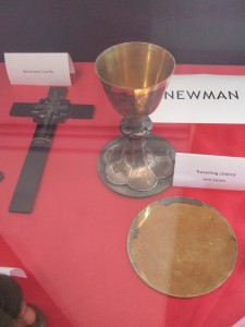 Patena, cáliz y crucifijo de Newman